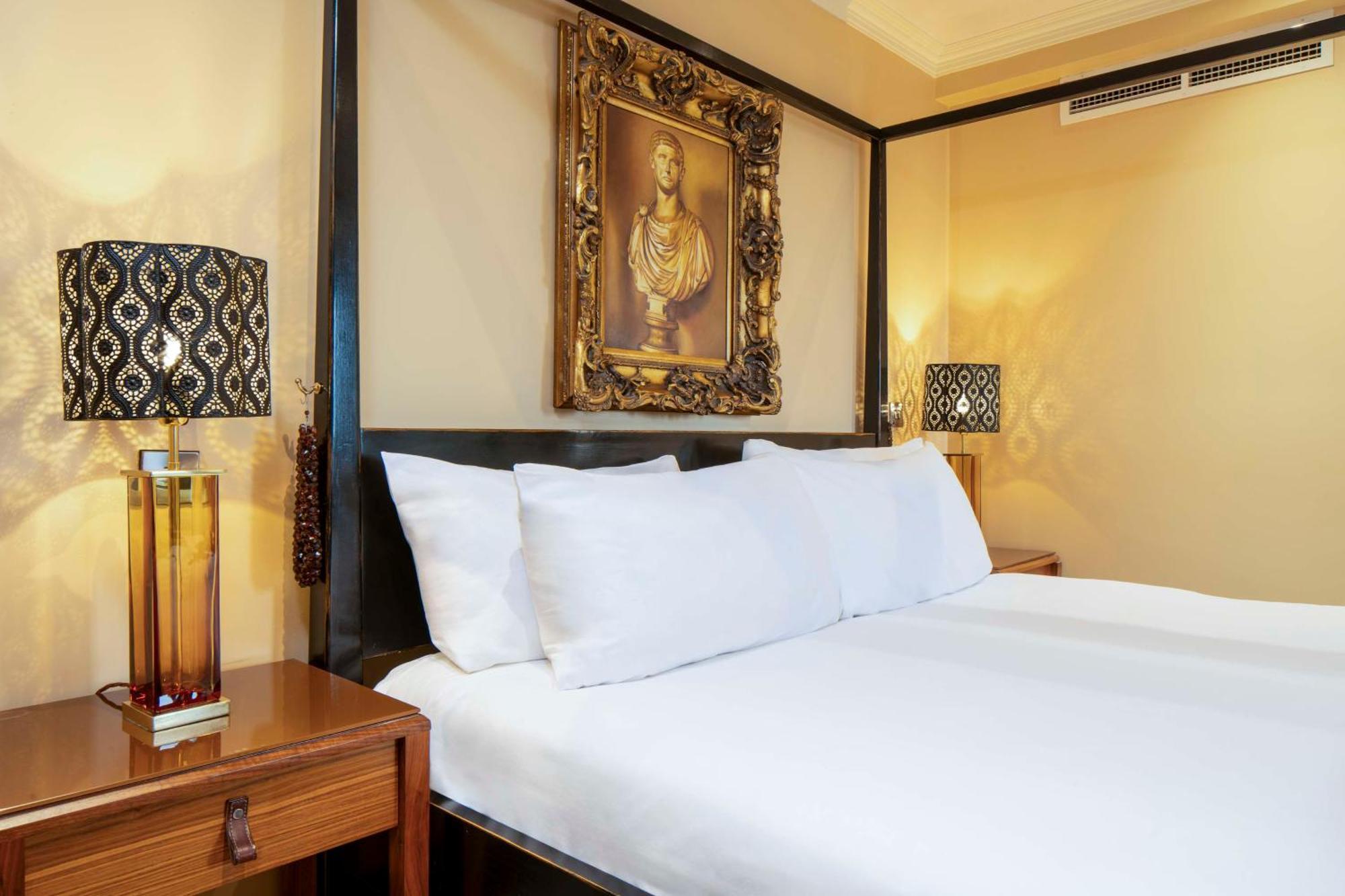 Hotel The Queen At Hotel, Bw Premier Collection 4*