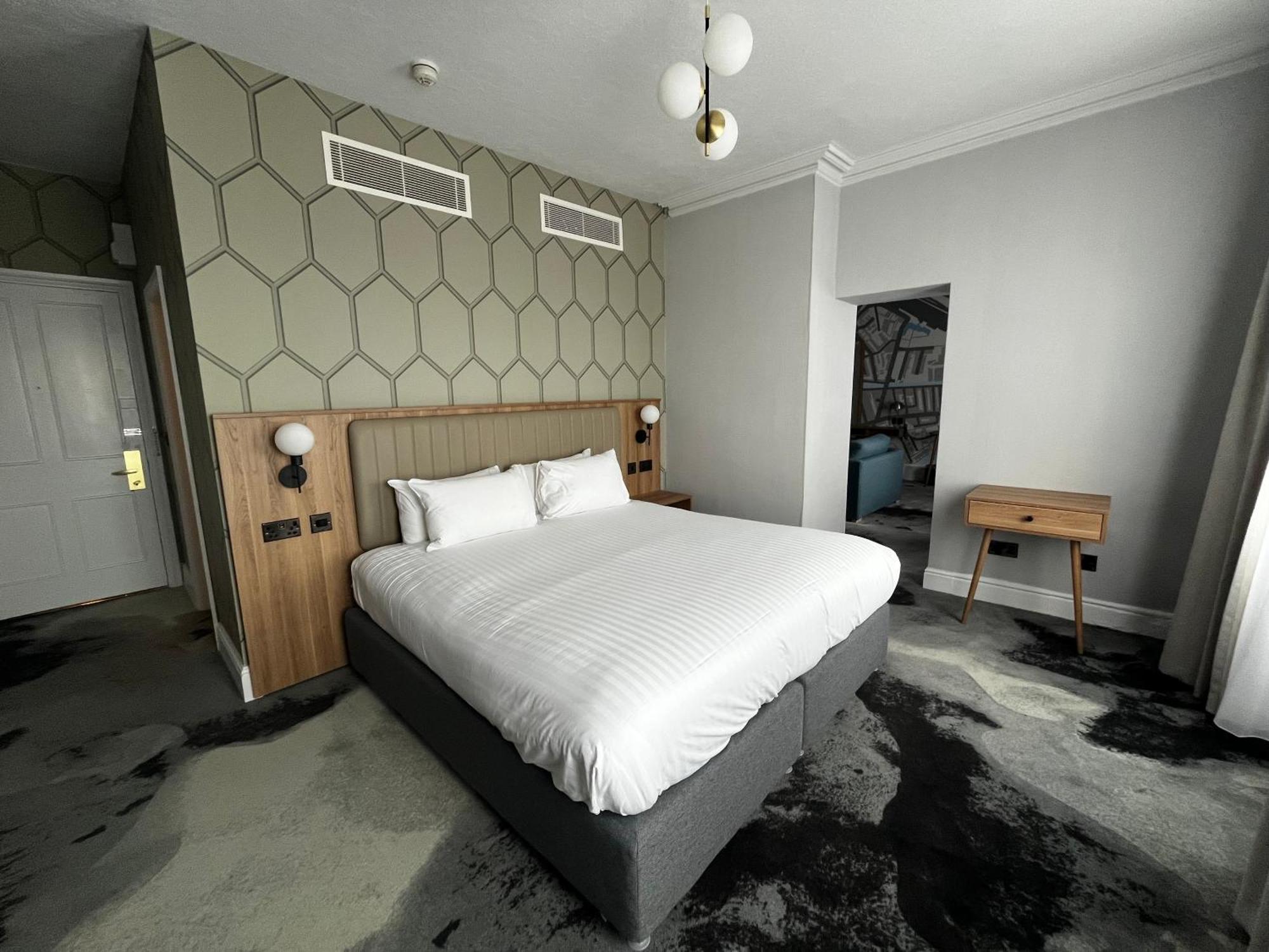 The Queen At Hotel, Bw Premier Collection Hotel 4*