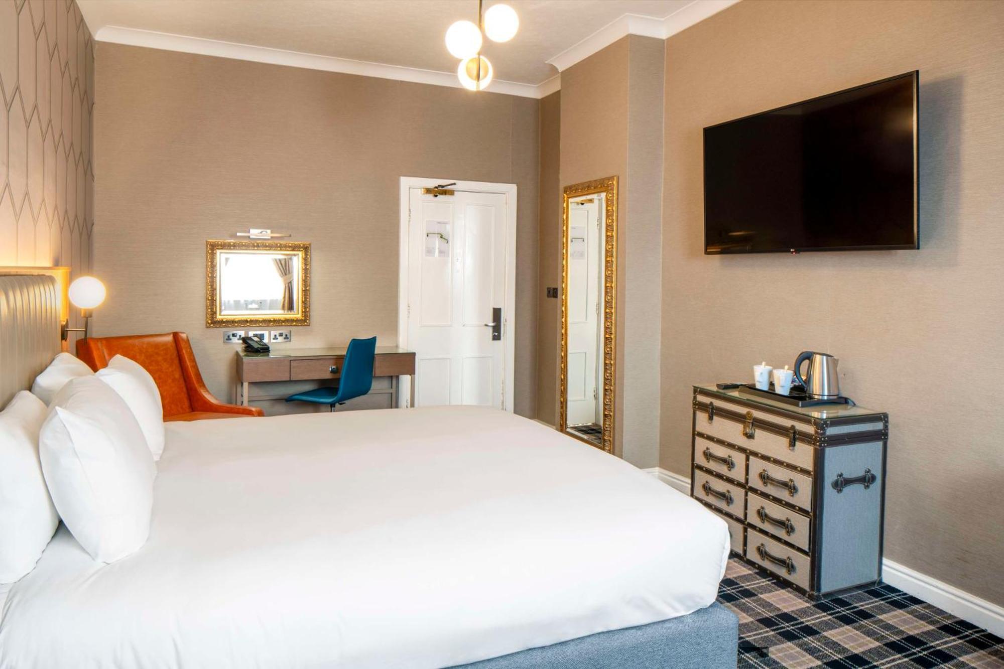 Отель The Queen At Hotel, Bw Premier Collection 4*